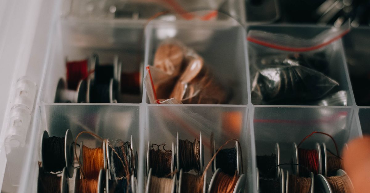 Cajas organizadoras transparentes apiladas dentro de una alacena de cocina